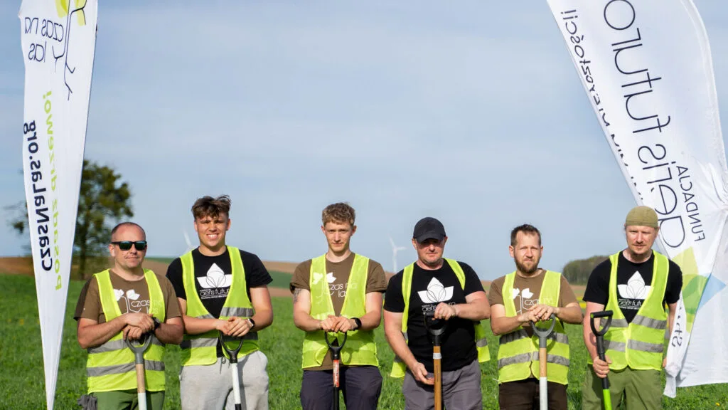 Ekipa fundacji Aeris Futuro. Na zdjęciu widocznych jest 6 mężczyzn gotowych do sadzenia drzew.