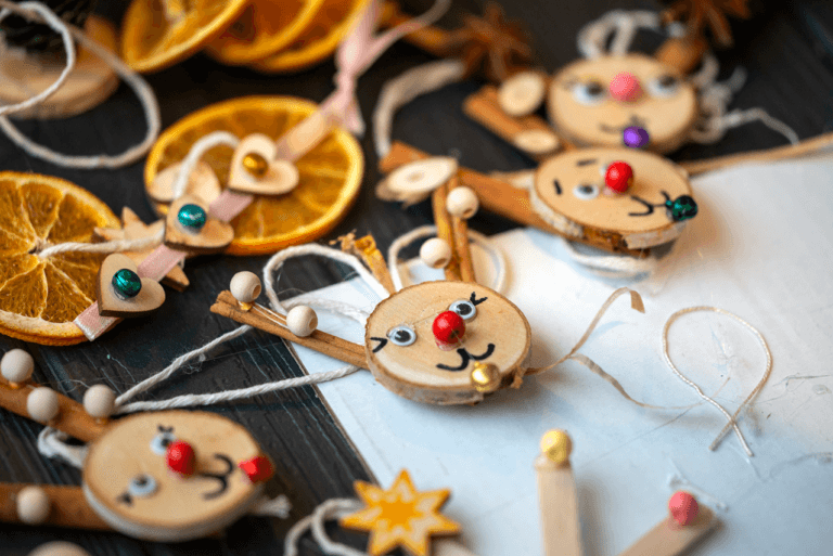 Zdjęcie przedstawia ozdoby świąteczne wykonane przez uczestników naszych warsztatów z ekologicznych materiałów z odzysku.