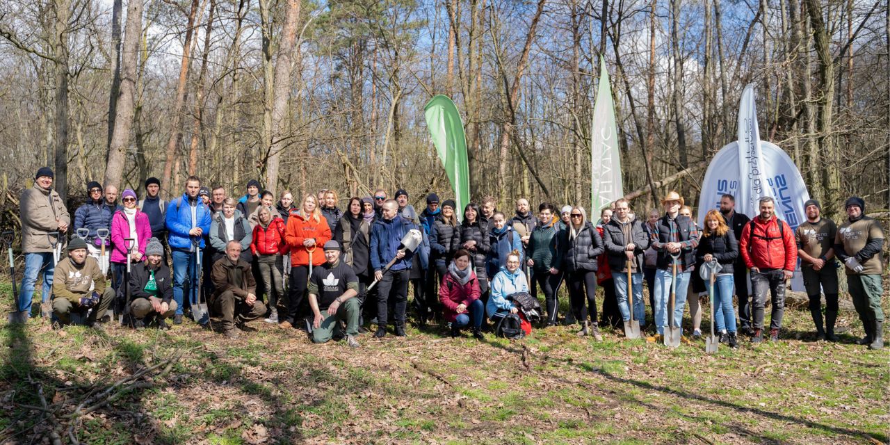 Zdjęcie przedstawiające uczestników akcji sadzenia w Wielkopolskim Parku Narodowym