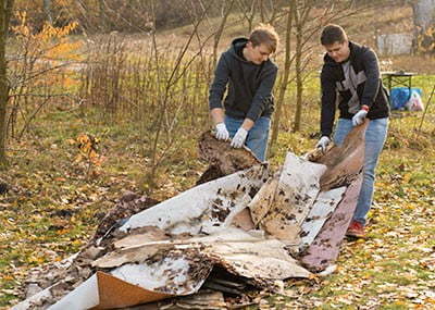 Sprzątanie lasu w&nbsp;Łodzi z&nbsp;Decathlon Polska
