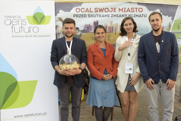 „Tak się zmienia klimat w&nbsp;miastach!” – happening na&nbsp;Placu Szczepańskim w&nbsp;Krakowie