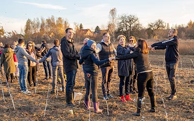 Razem z&nbsp;Chubb sadzimy drzewa owocowe