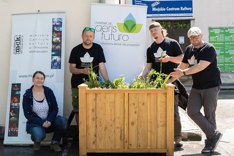 uczestnicy przy ogrodzie deszczowym.