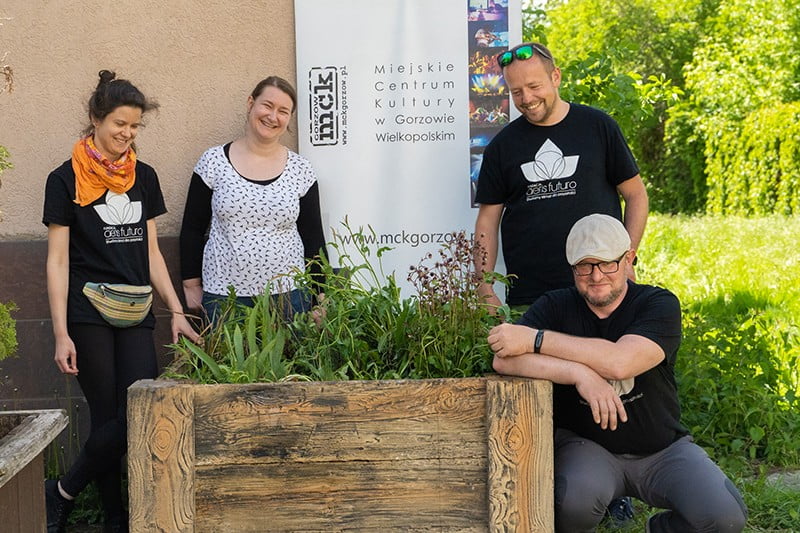 uczestnicy przy ogrodzie deszczowym