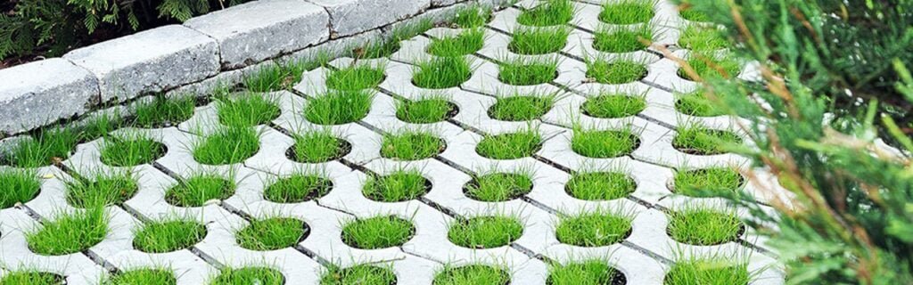 przepuszczalne podłoże utwardzone to idealny sposób na zatrzymanie wody w glebie