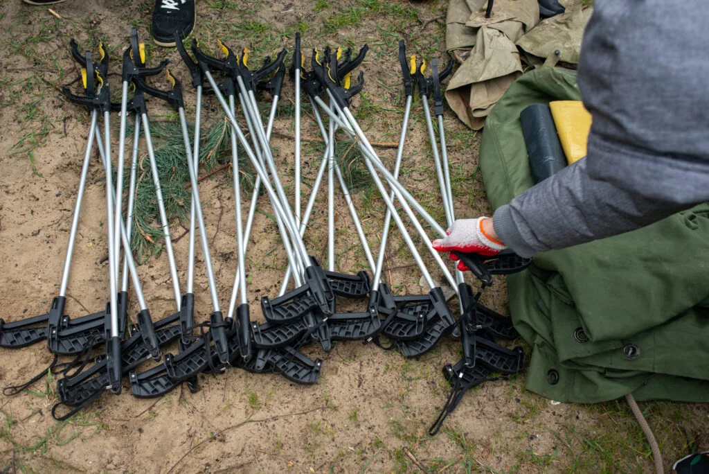na zdjęciu widoczne chwytaki do śmieci potrzebne przy akcji sprzątania.