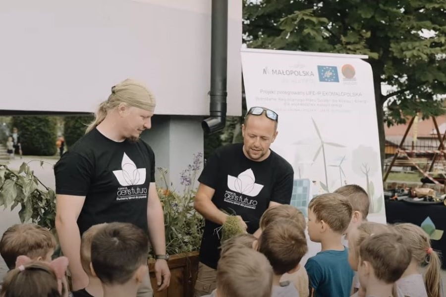 Ogród deszczowy na terenie szkoły 