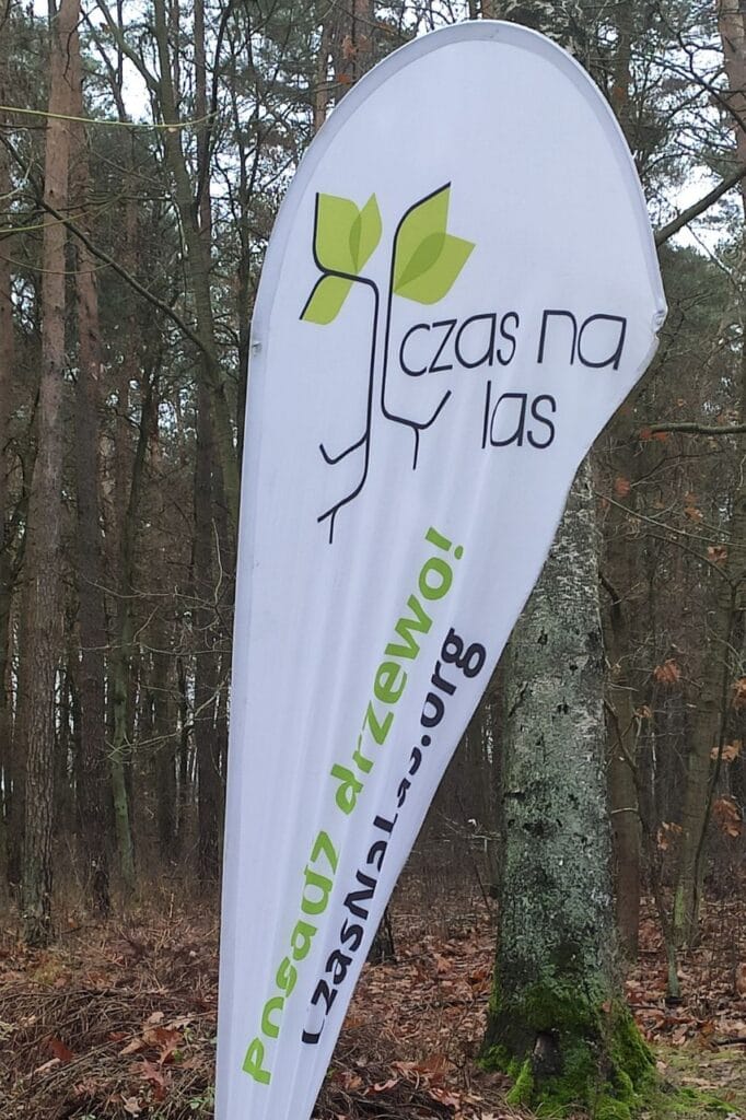 Flaga programu Czas na las, którego jednym z głównych celów jest wspieranie rodzimej przyrody. 