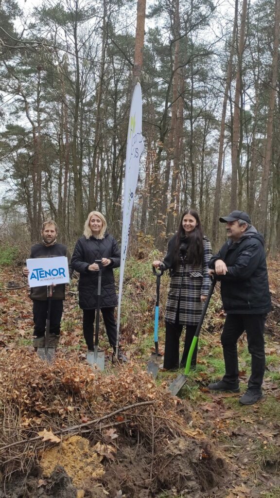 Wspólne zdjęcie podczas akcji sadzenia drzew w Gostyninie.