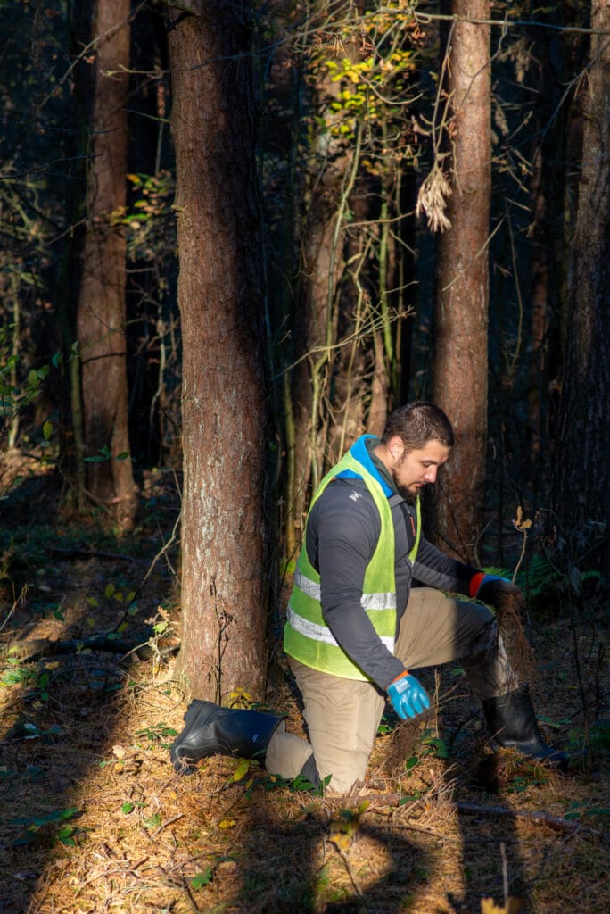 Sadzenie drzew w Łebie dzięki środkom pozyskanym z m.in. recyklingu ubrań. 