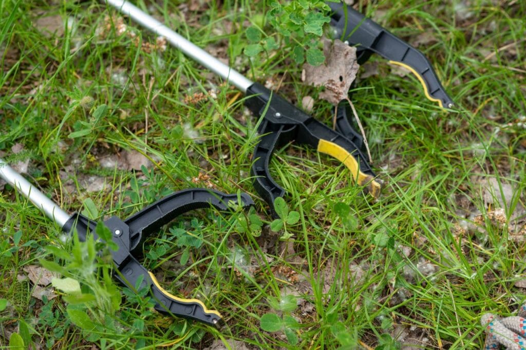 Sprzątanie z wolontariuszami - narzędzia pracy