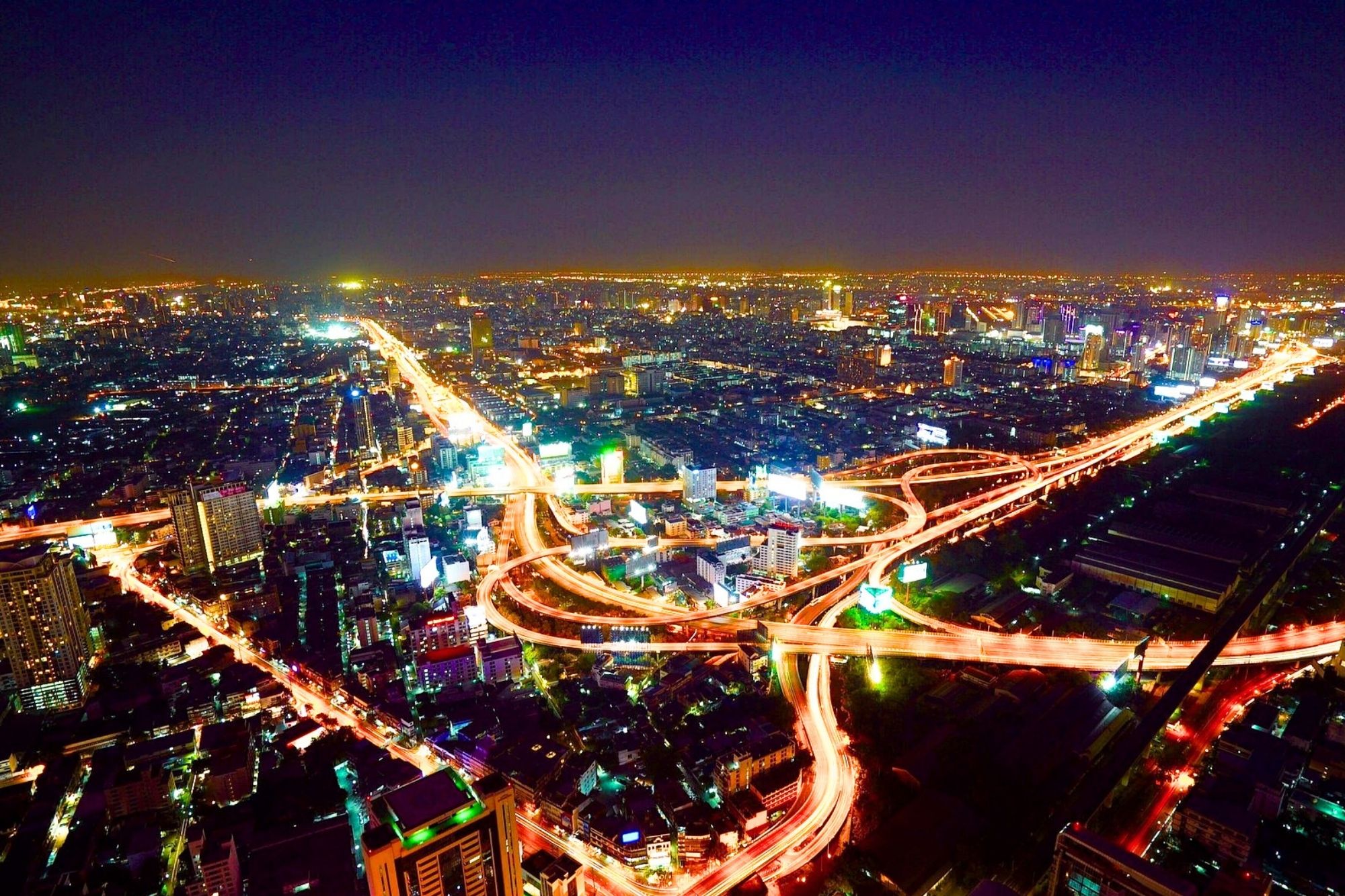 Zanieczyszczenie światłem - oświetlone miasto